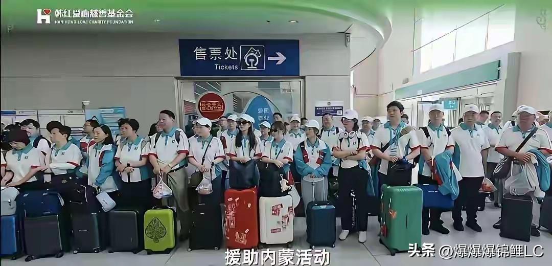 做慈善就一定要大张旗鼓吗？100多人统一发外套、短袖、帽子，每人花三五百，光这衣