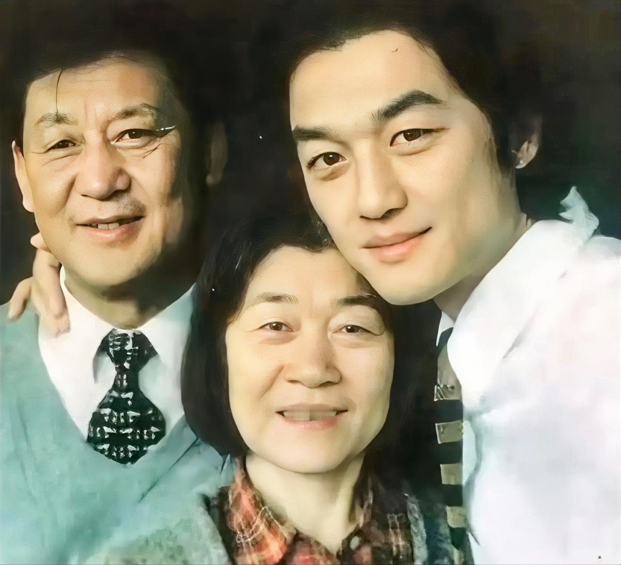 刚刚刷到李亚鹏从中央戏剧学院毕业和他爸妈的合照。

这张照片大概拍于九十年代中期