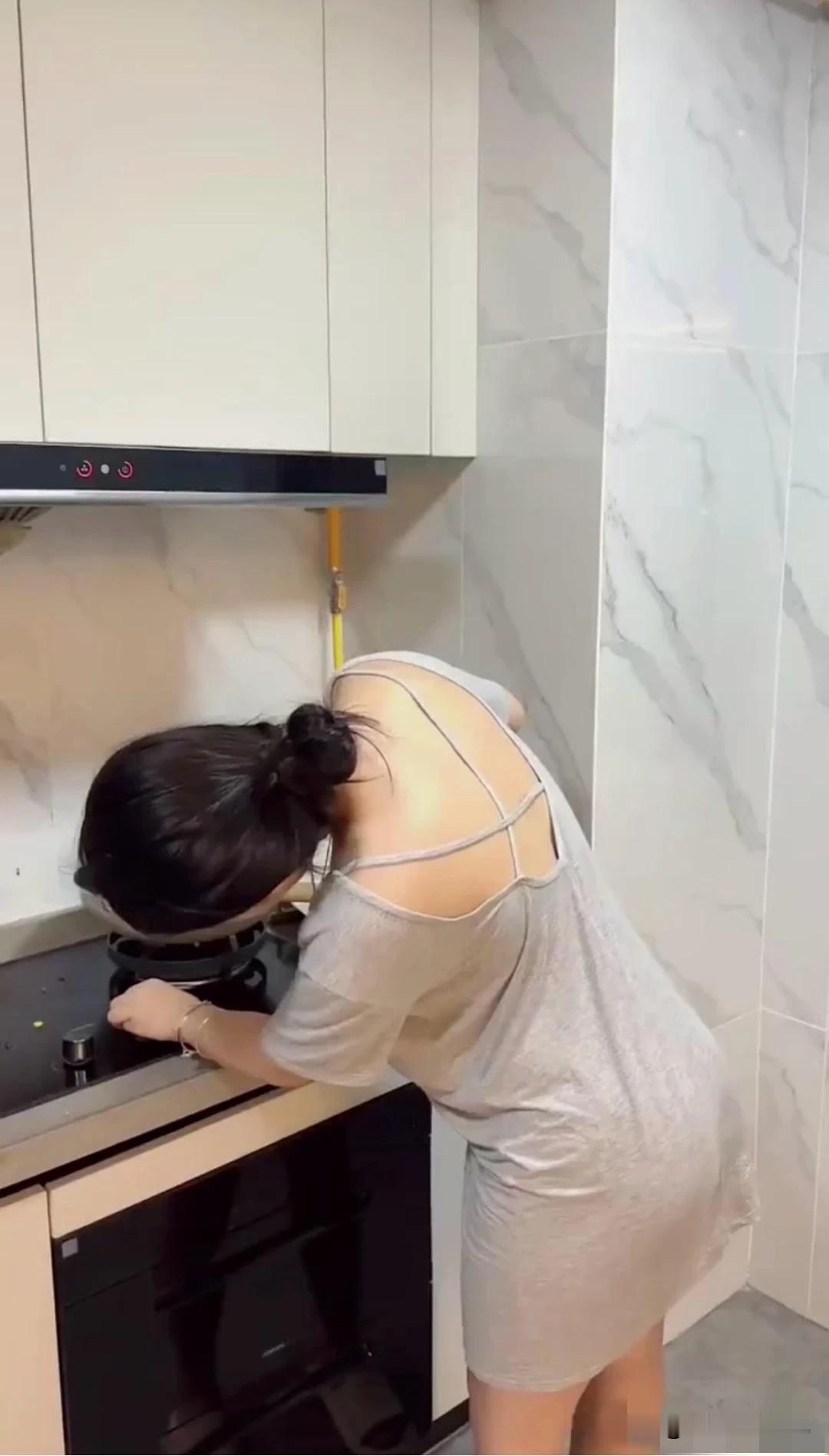 爱吃花生米的我，每次来到姐姐家，姐姐就会给我炒一锅花生米来吃。