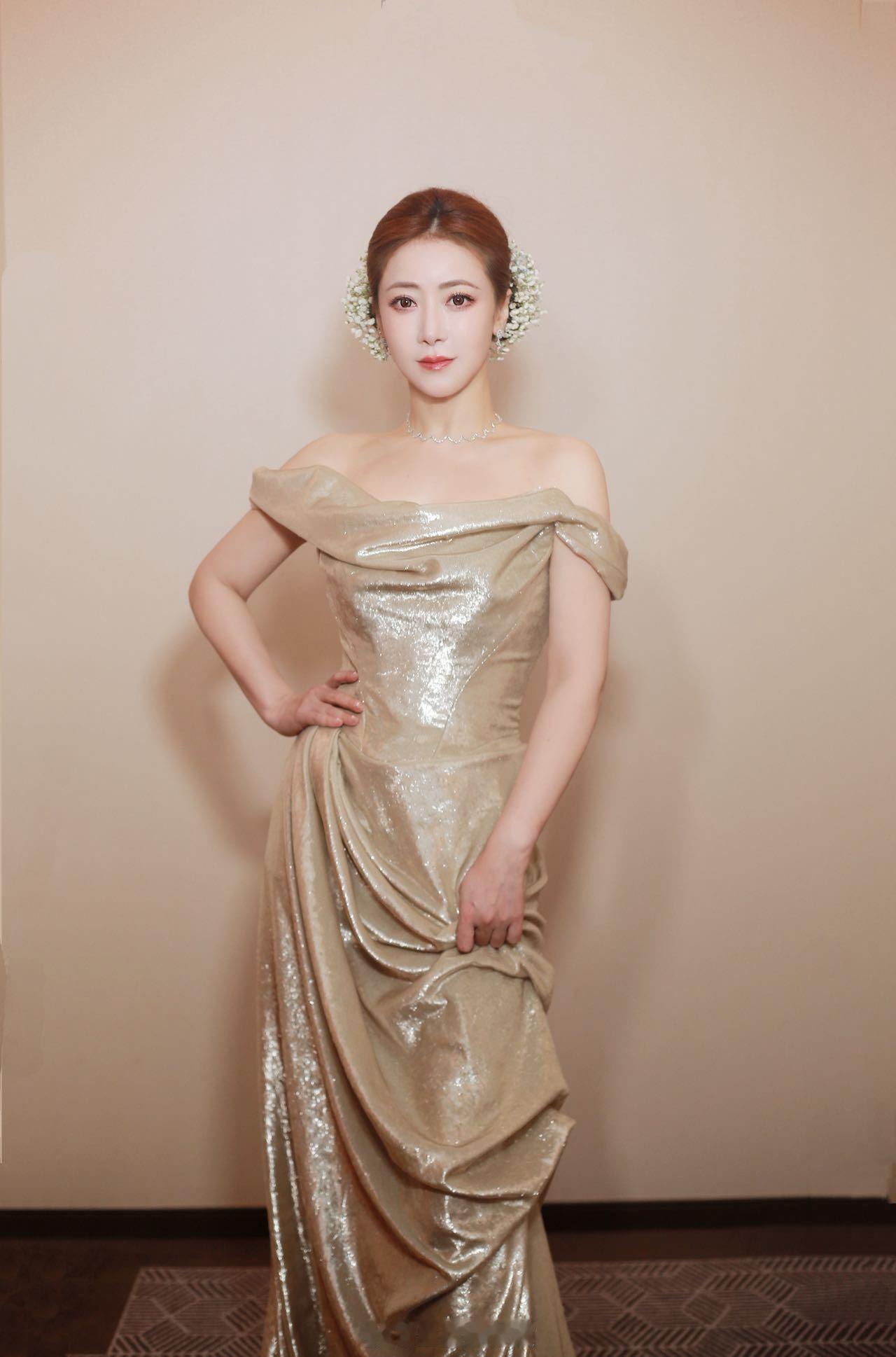 分明就是偷跑的童话精灵吧！香槟金流光裙一出场就自带高光，配上俏皮的满天星发饰，灵