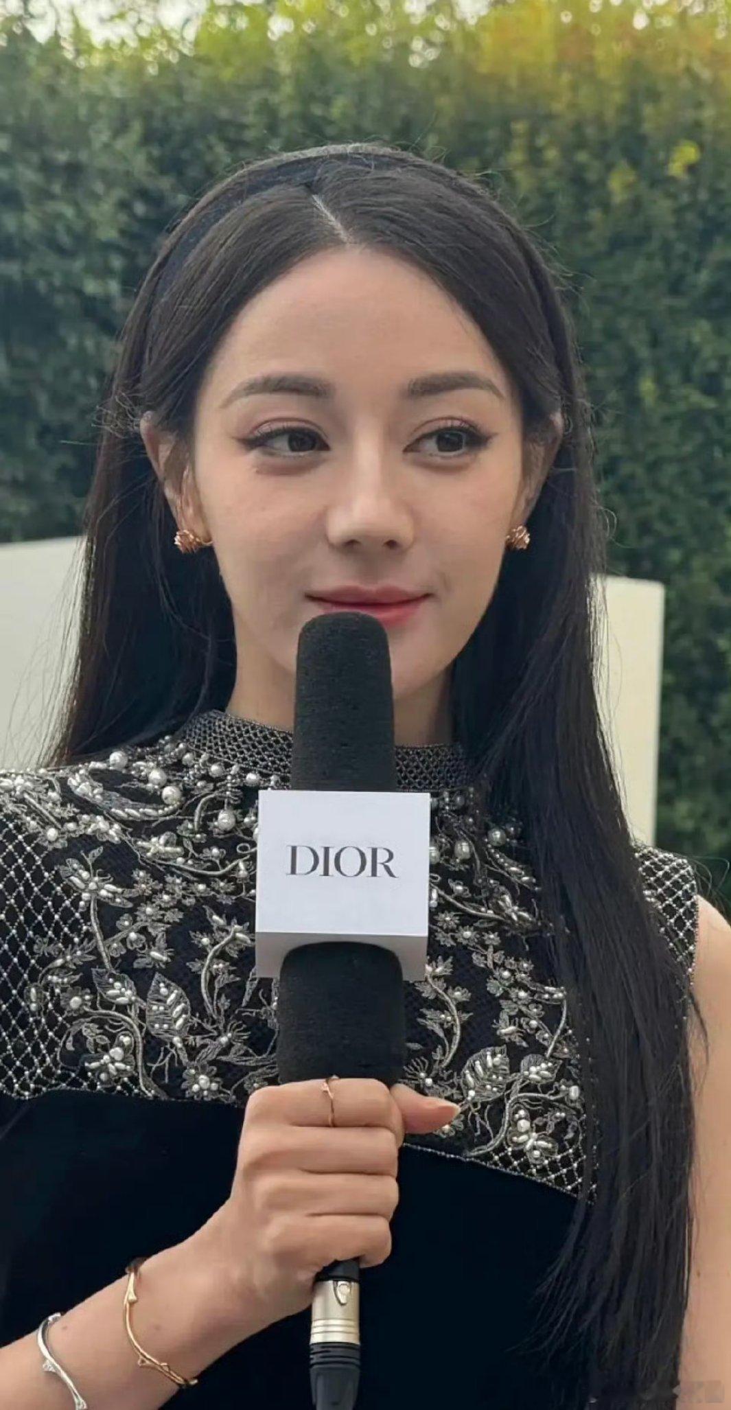 迪丽热巴感觉也受到了时间的过客痕迹啊[苦涩][苦涩][苦涩]真的难评了 ​​​