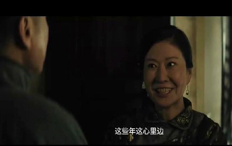 庞爷顶着梳得油光水滑的头发溜出安福客栈，脚步往好夜来酒馆去，这不是串门，是要把川