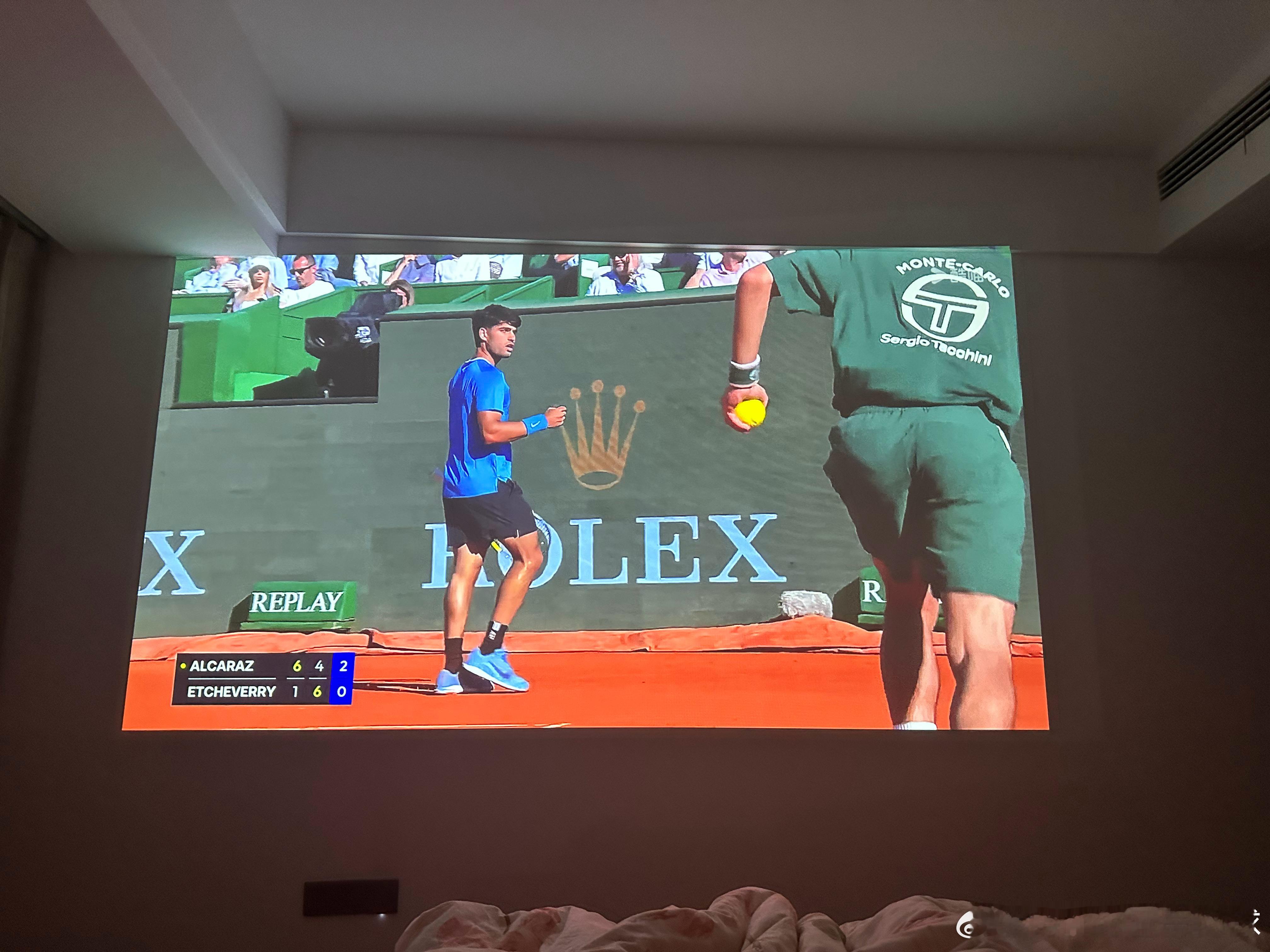 躺着看球好爽😄不用直播躺着看好舒服，我直播的时候你们是不是如此舒服阿卡决胜盘破