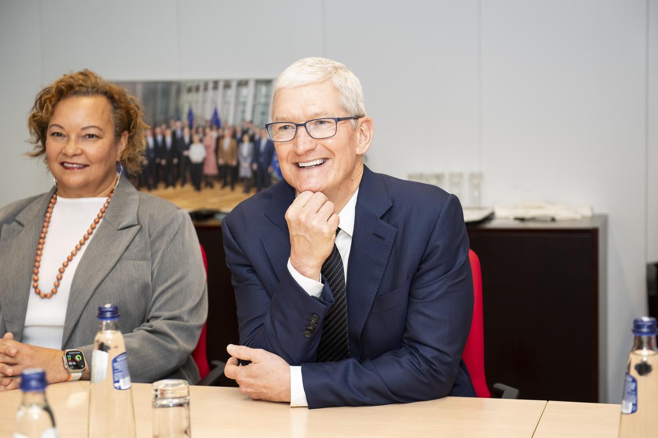 苹果为中国特训 AI 模型：国行 iPhone 的 AI 要来了

苹果在中国市