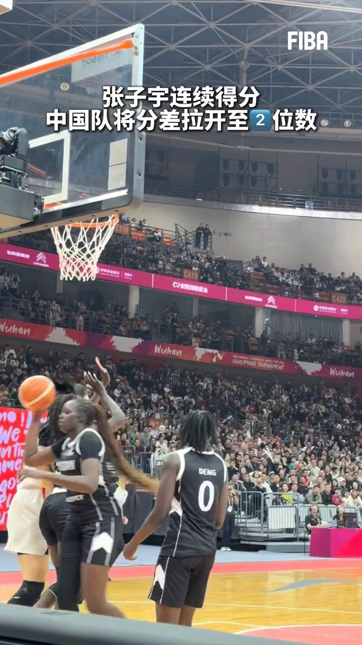 连续得手，张子宇连续得分，中国队将分差拉开至2位数。