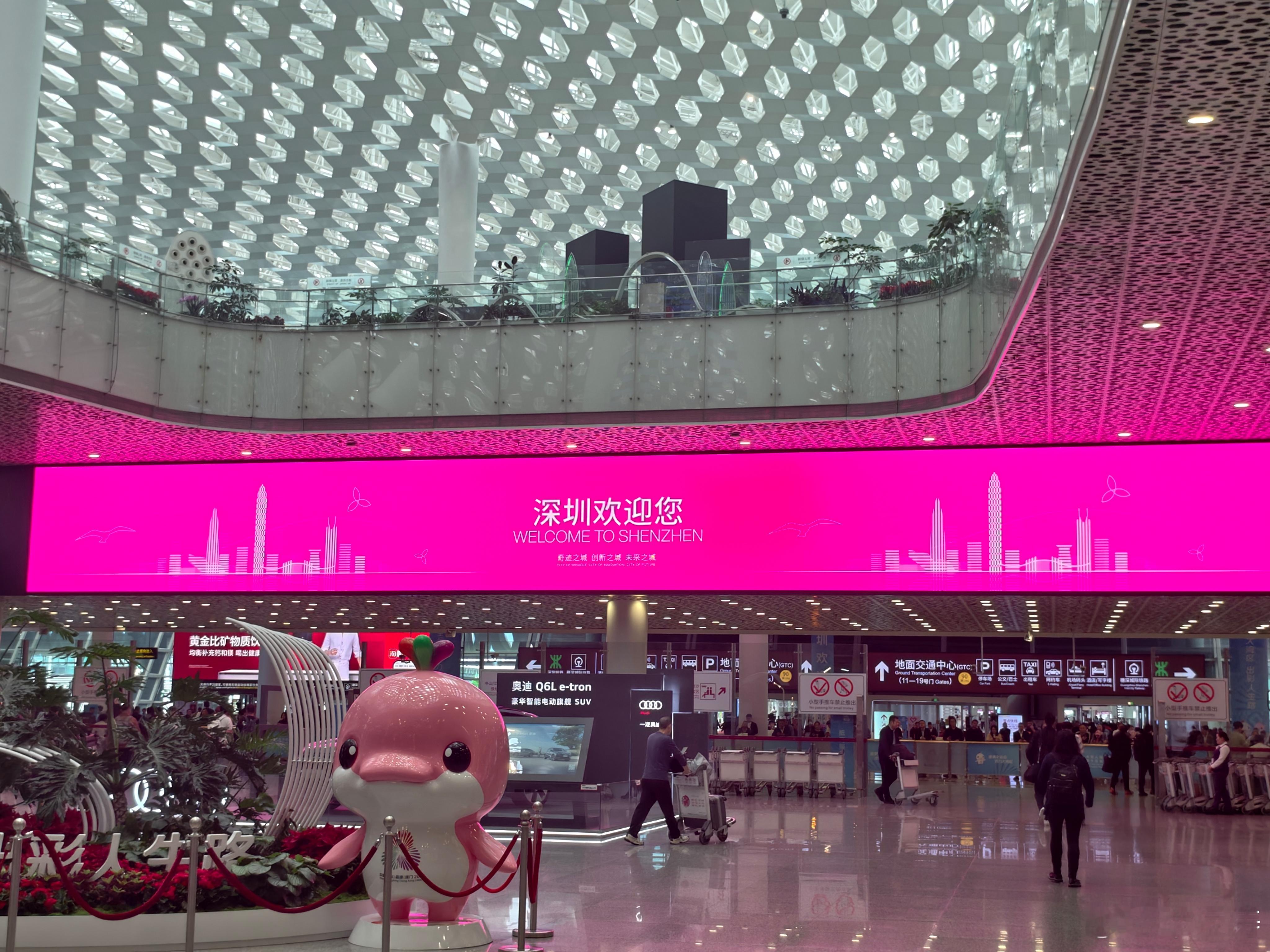深圳机场一出来就看见 这个大屏广告，霸气啊！还有全运会氛围扑面而来，熟悉的大湾鸡
