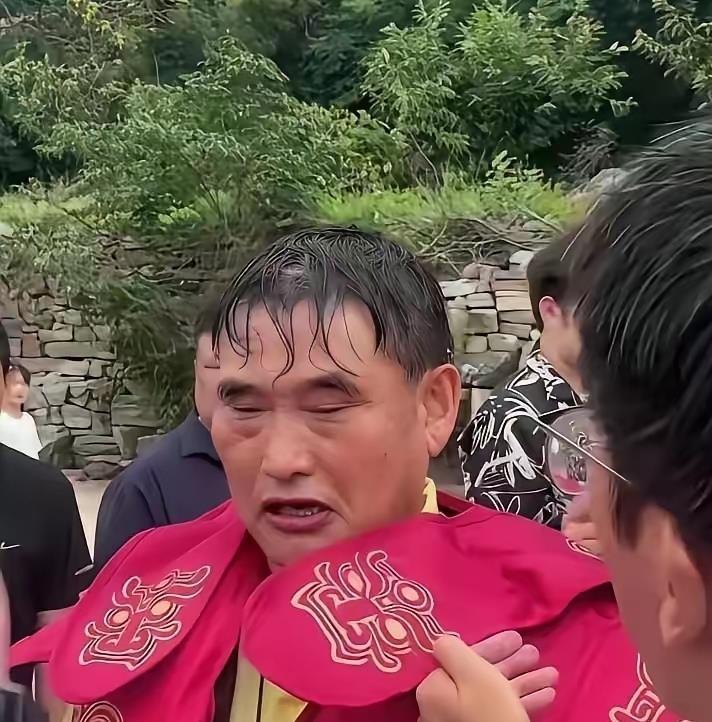 朱之文湖南演出中途停唱，真正该反思的不是敬业

一场演出唱到一半，台上的朱之文突
