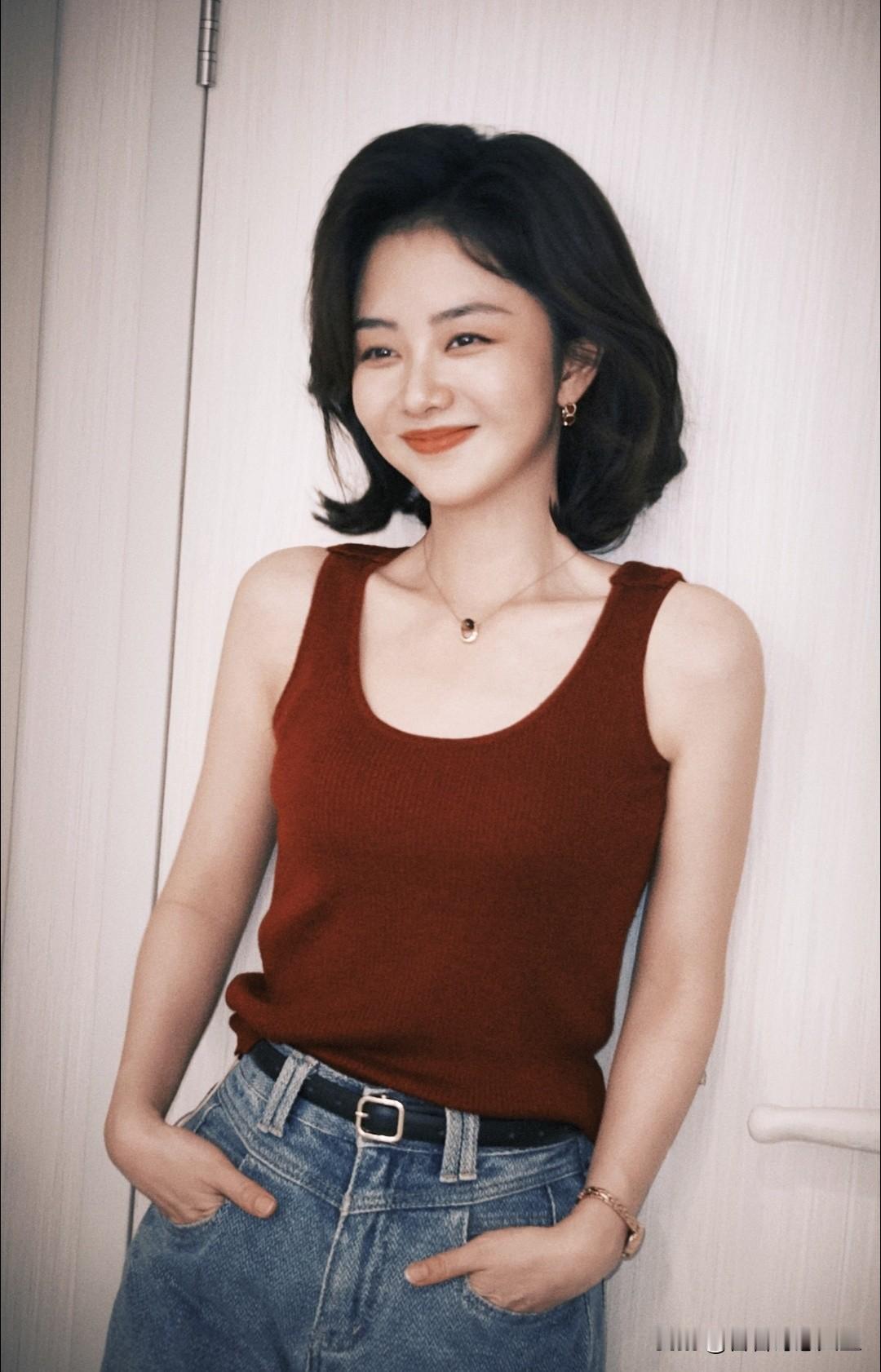 温柔甜美的日常穿搭，简约而不失优雅。谭松韵你也太可爱了，小圆圆脸好稀罕人[呲牙]