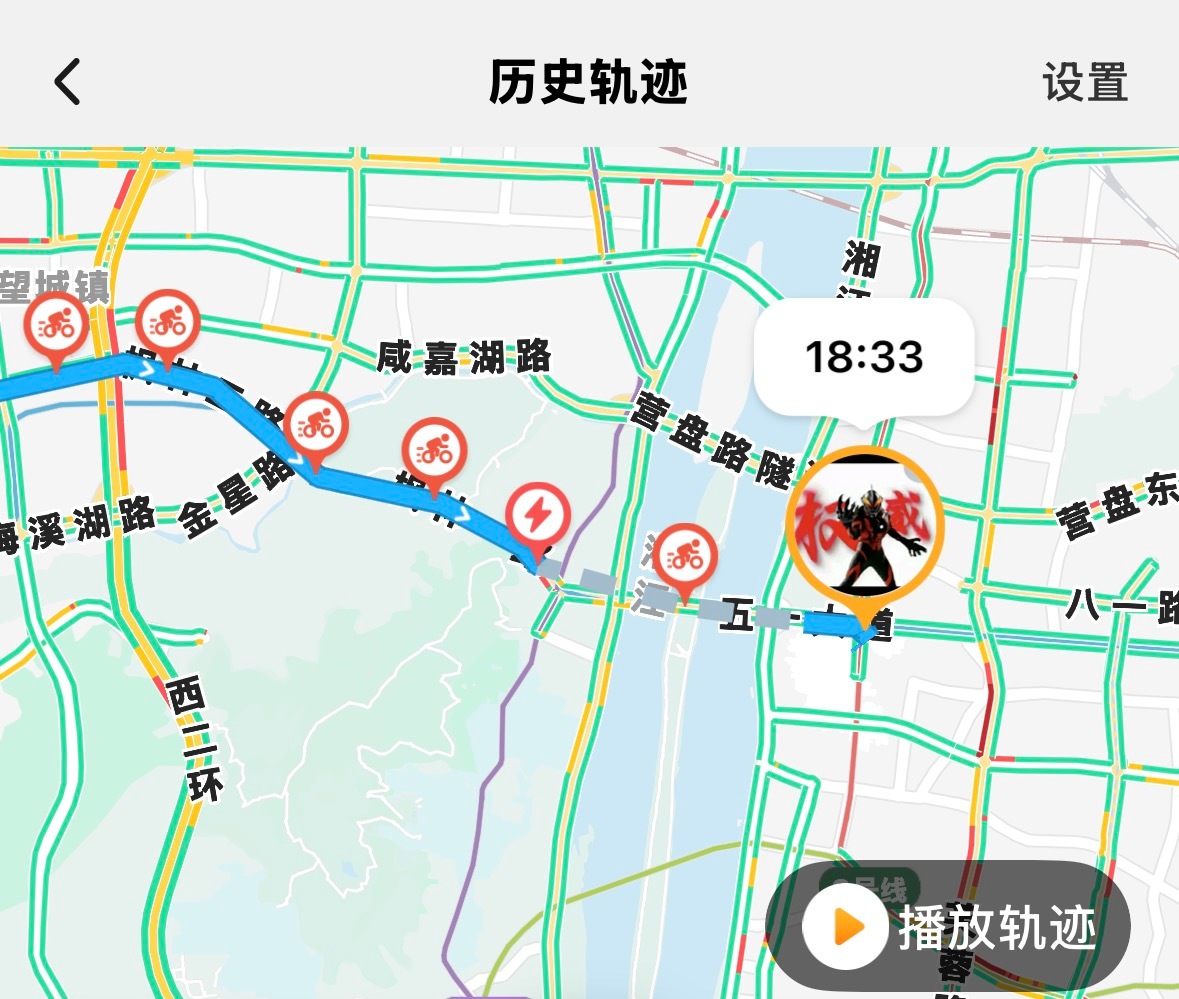 逆子跟同学一起骑车去国金中心了旅游胜地，人巨多我开车去都要开40分钟他爹在外地出