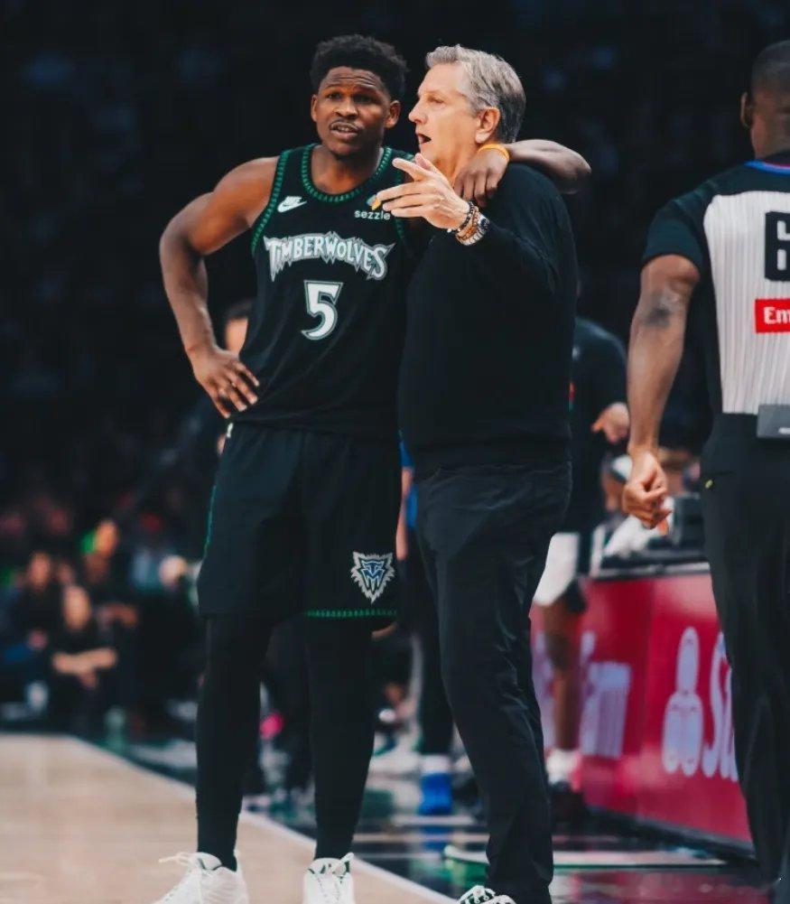 NBA季后赛次轮，森林狼以114-109击败马刺，大比分扳成2-2进入天王山，爱
