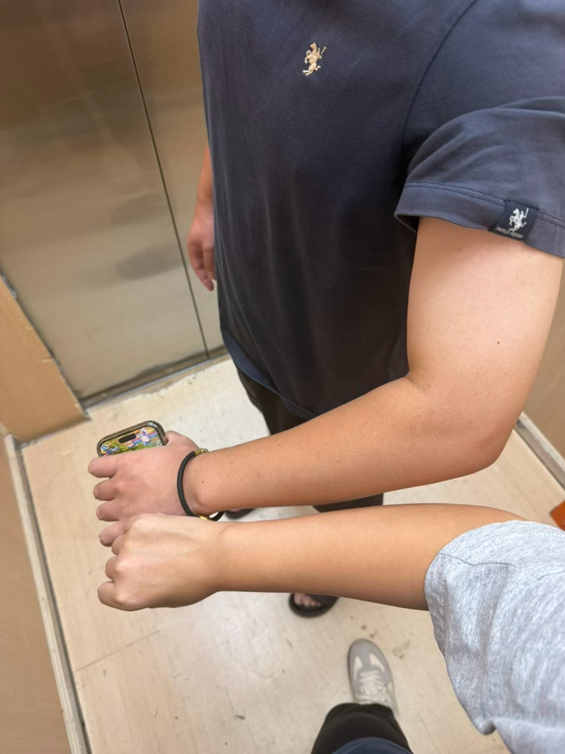 乡镇夫妻近期美黑成效展示 苦麻了都 杀虫药中毒趴在五菱面包车边上嗷嗷吐[融化][