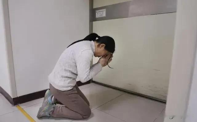 “这不是天使，这是魔鬼！”江苏南京，一高龄女子早产，生下3斤男孩，孩子被放到保温