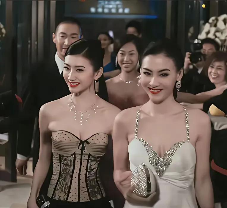 景甜与张柏芝，那无疑是娱乐圈中的女神级人物，说她们没有对手丝毫不为过。
张柏芝在