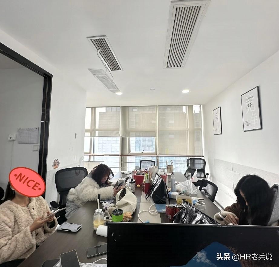 做hr真的太难了[流泪]咱就说公司有规定“员工每个月可享1天的带薪病假”，有员工