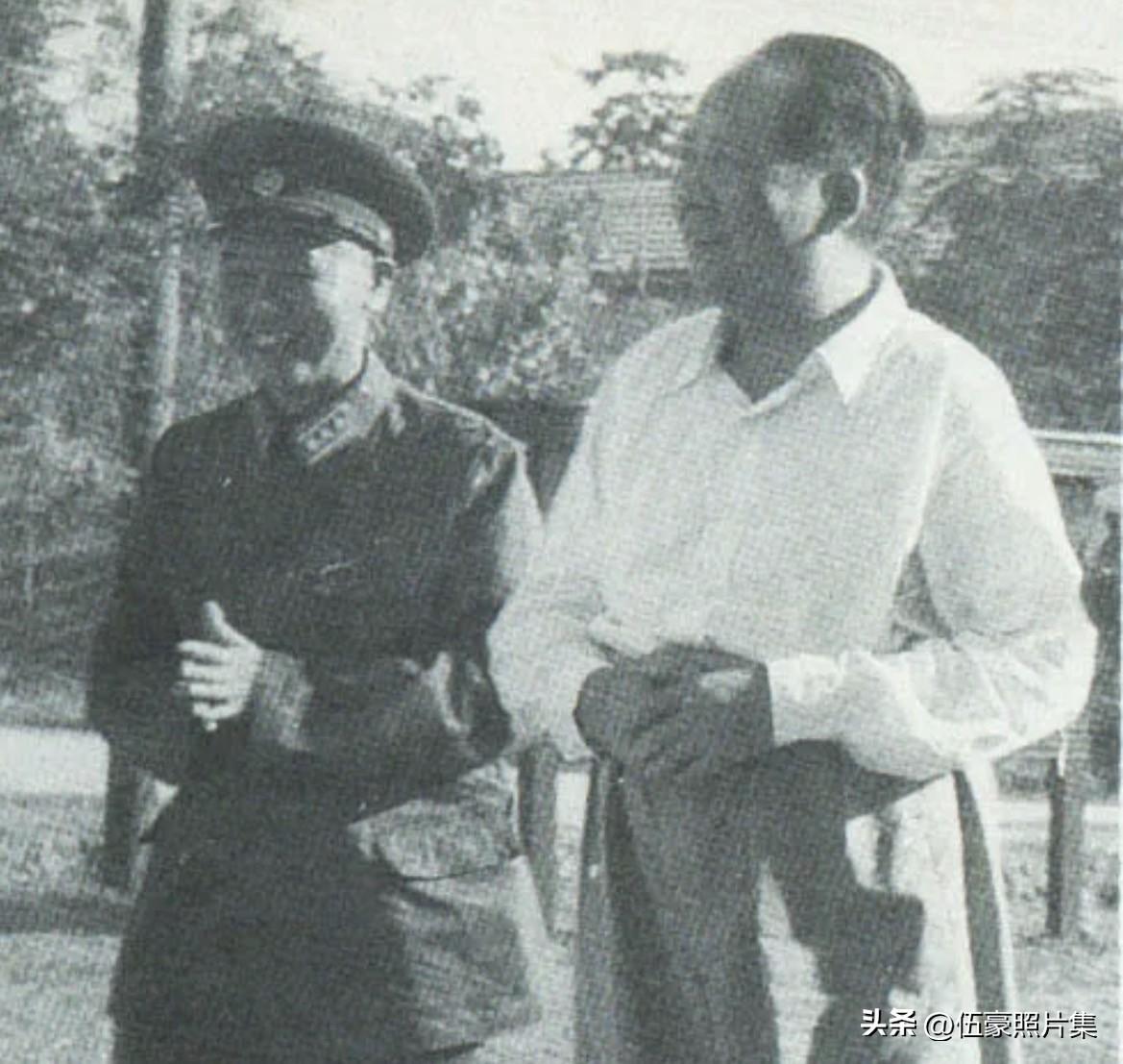 1958年9月，武汉军区司令员陈再道陪同毛泽东主席接见武汉军区党代表大会代表的老