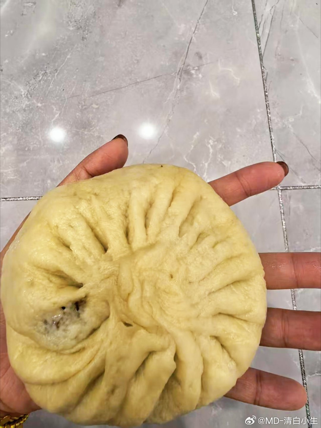 这大包子都快和我手一样大了，一个就能吃饱 