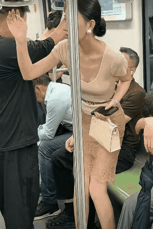这种贵妇不应该是坐迈巴赫吗？
为啥在车上东窜西窜，这么大耳珠子价值不菲。
