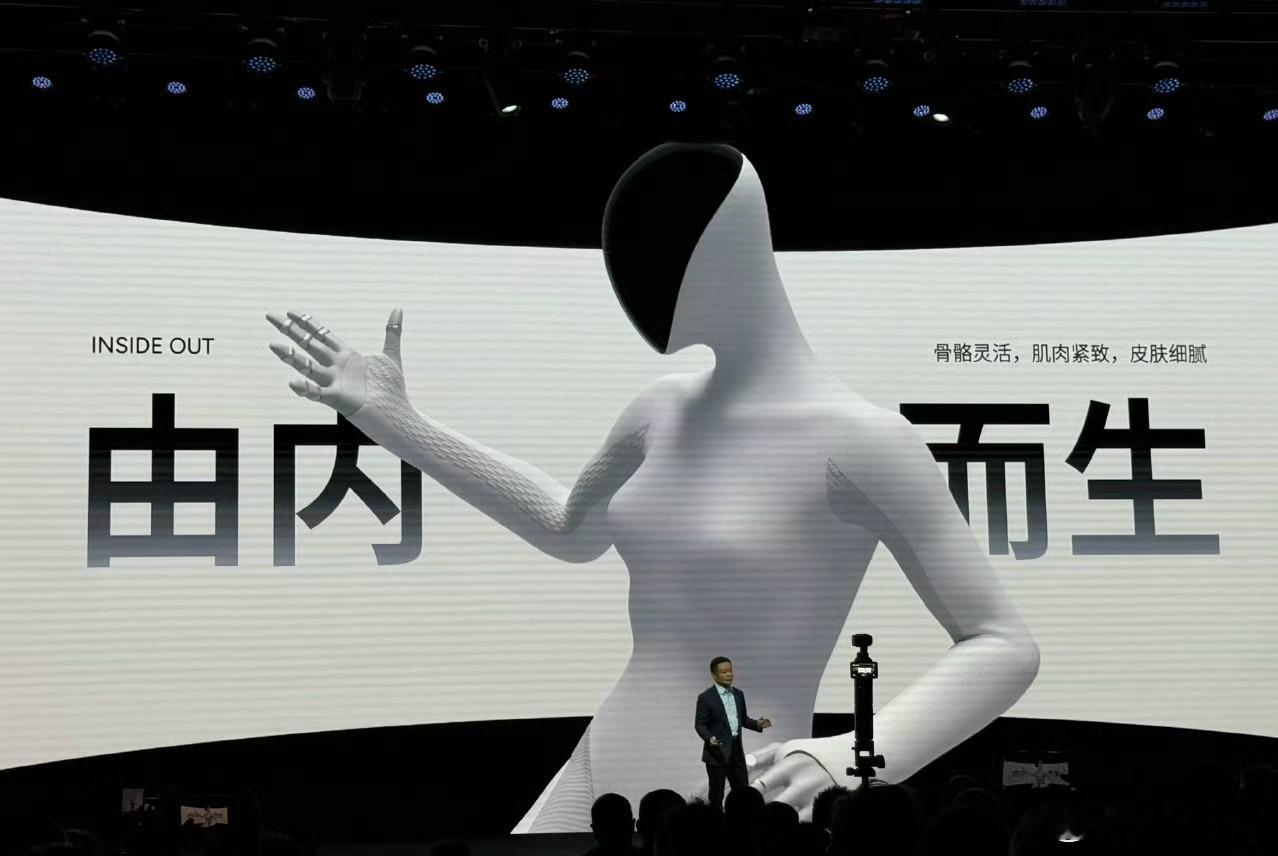 小鹏科技日 上，小鹏新出的IRON机器人太有意思了！居然是迈着猫步上台的，小鹏说