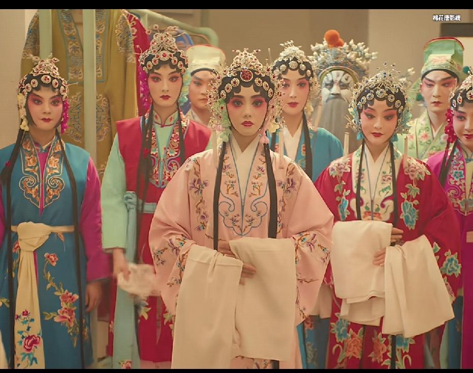 纵观易青娥一生，戏台之上是王，生活之中是苦。她用血汗铸就了无人能及的艺术高度，也