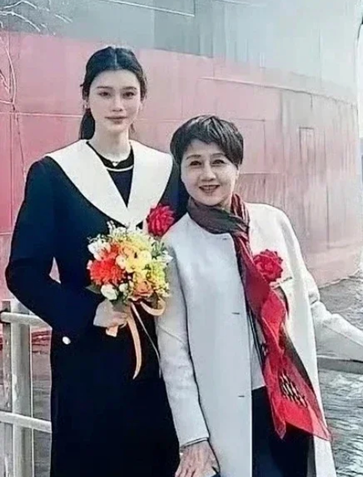 从四太这个肢体语言来看她对奚梦瑶这个儿媳妇还是很满意的 ​​​