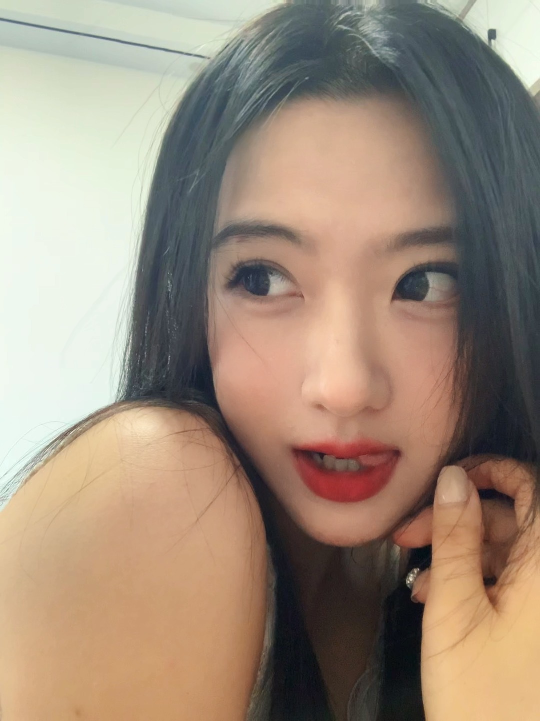 朋友们 终于贴好假睫毛了 ​​​