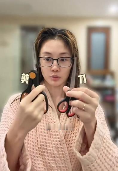 苗苗自己剪了短发 苗苗用两把剪刀完成了长发美女变短发少女的过程，见过苗苗的最新造