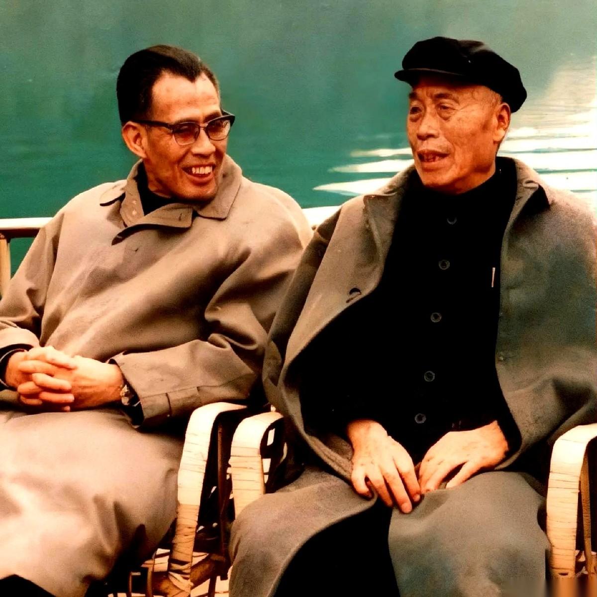 我跟你讲，这张照片，分量太重了。
第一眼看，就是俩老头儿在漓江上，坐着小船，笑得