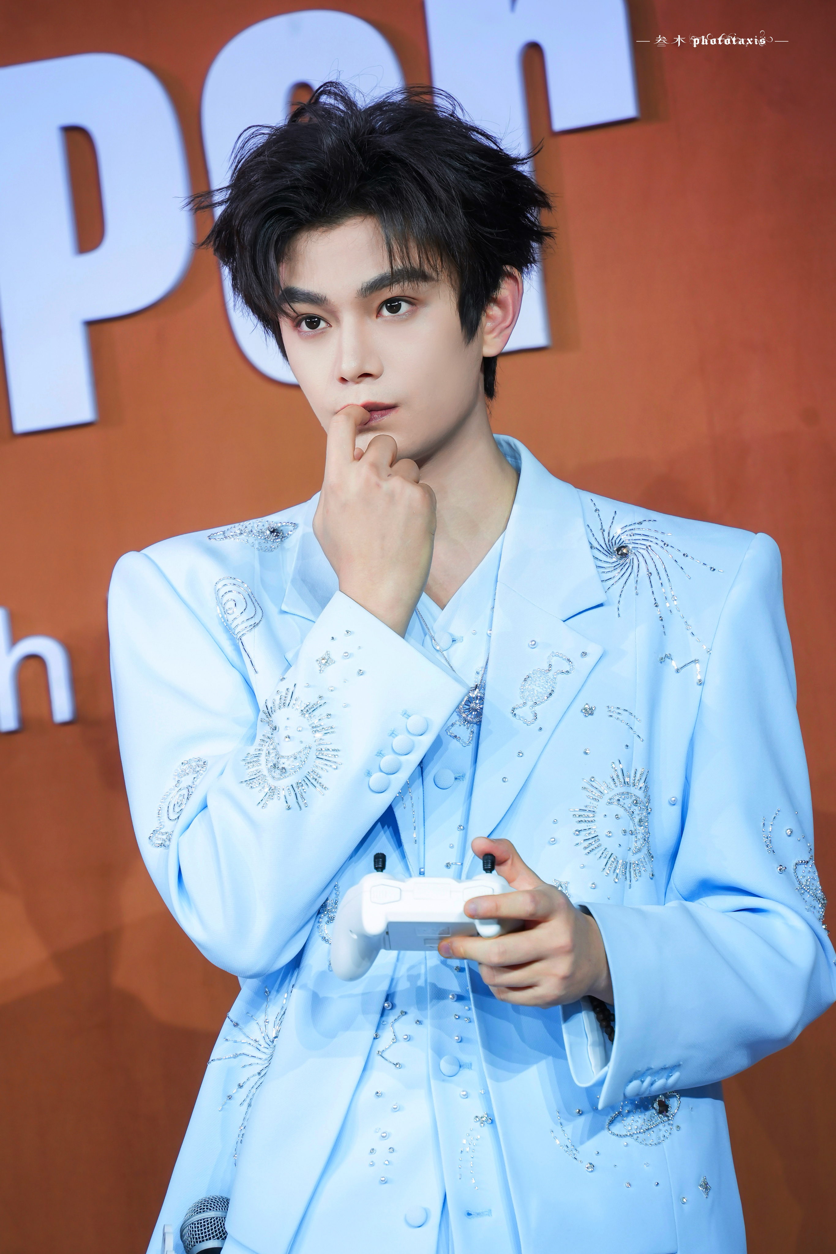 丁禹兮 × Snackpaper 线下活动，身穿刺绣西服套装亮相，好清新的全球代