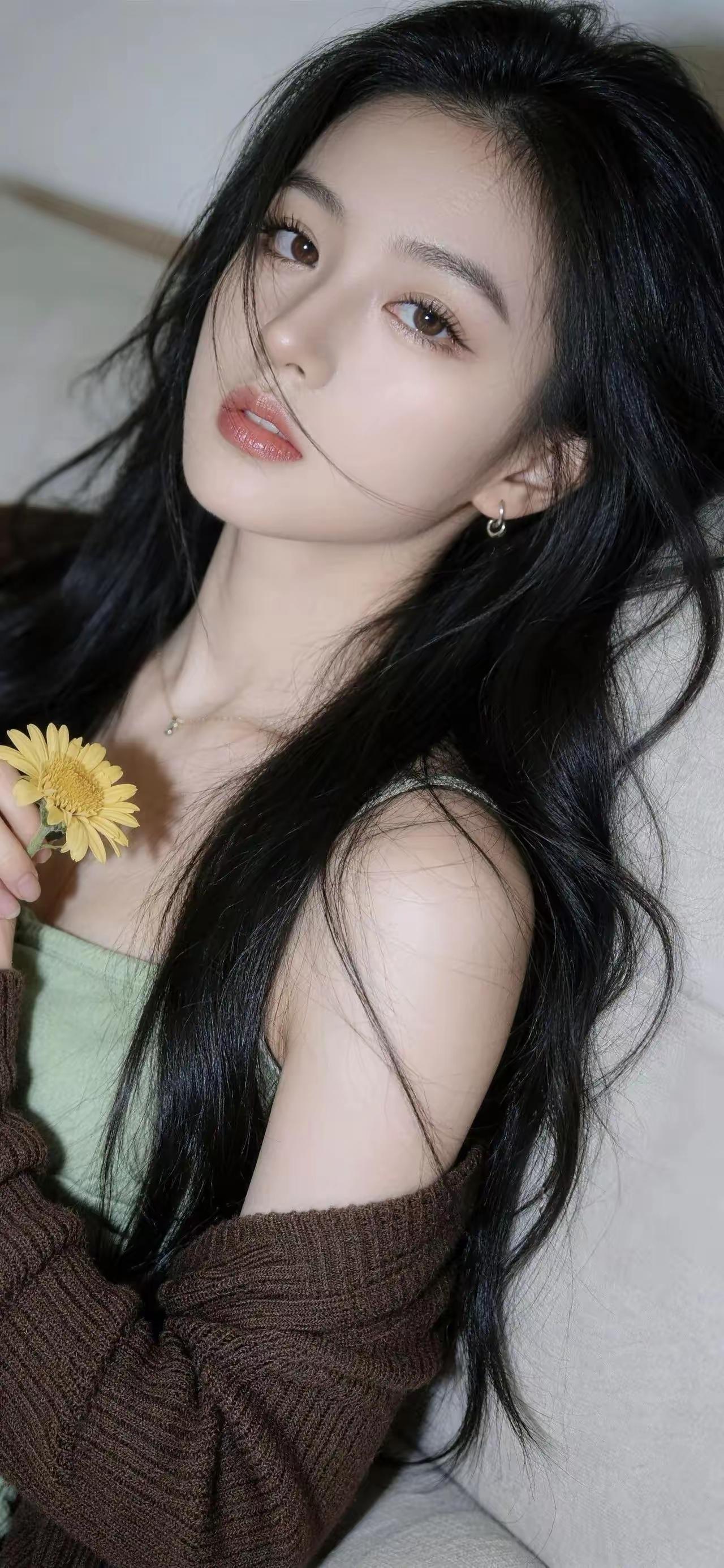 温柔的黑发少女，手捧雏菊，散发自然之美🍀🌺🌴