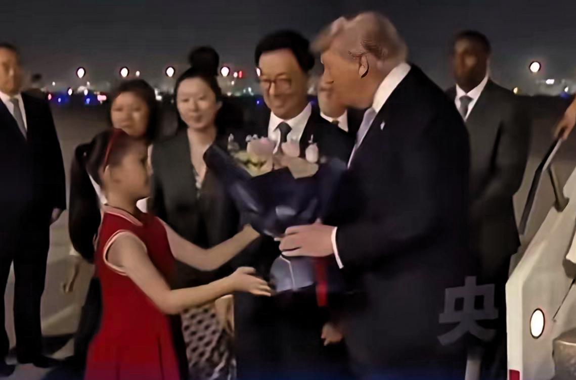 在今晚的迎接仪式中
最令我感动的不是整齐划一的仪仗队
也不是现场热情的欢迎人群，