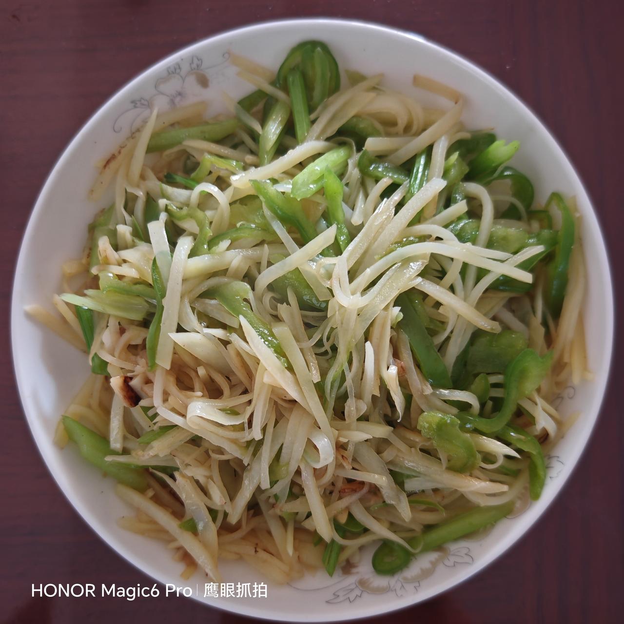 素炒豆丝香，盘底飘来情。晚餐土豆丝尖椒芹菜，炖豆角。家常菜家常菜炒四季豆