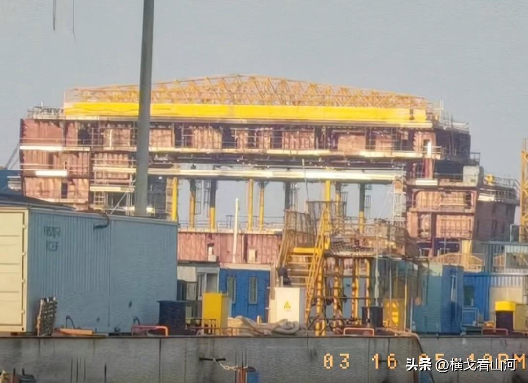 新鲜热乎的，进度喜人！

这不是普通脚手架，是大跨度定位桁架，专门辅助搭建安装的