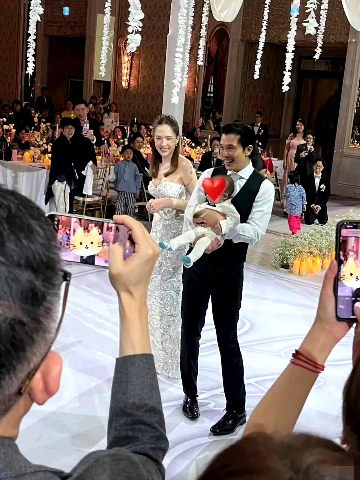 邱泽许玮甯婚礼现场，新郎官直接泪崩。

两人2021年就登记了，因为各种原因，婚