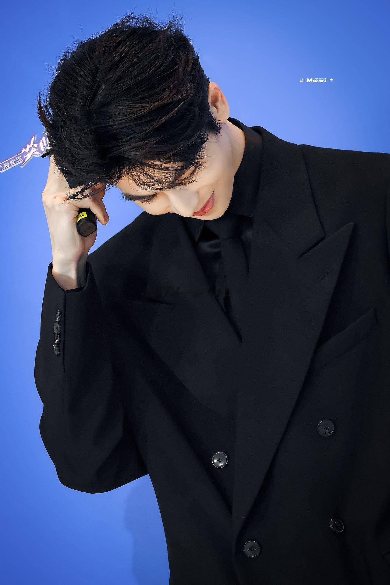 张凌赫刘宇宁 两个大长腿 救命！张凌赫刘宇宁的同框太养眼了，满屏大长腿晃悠，这画