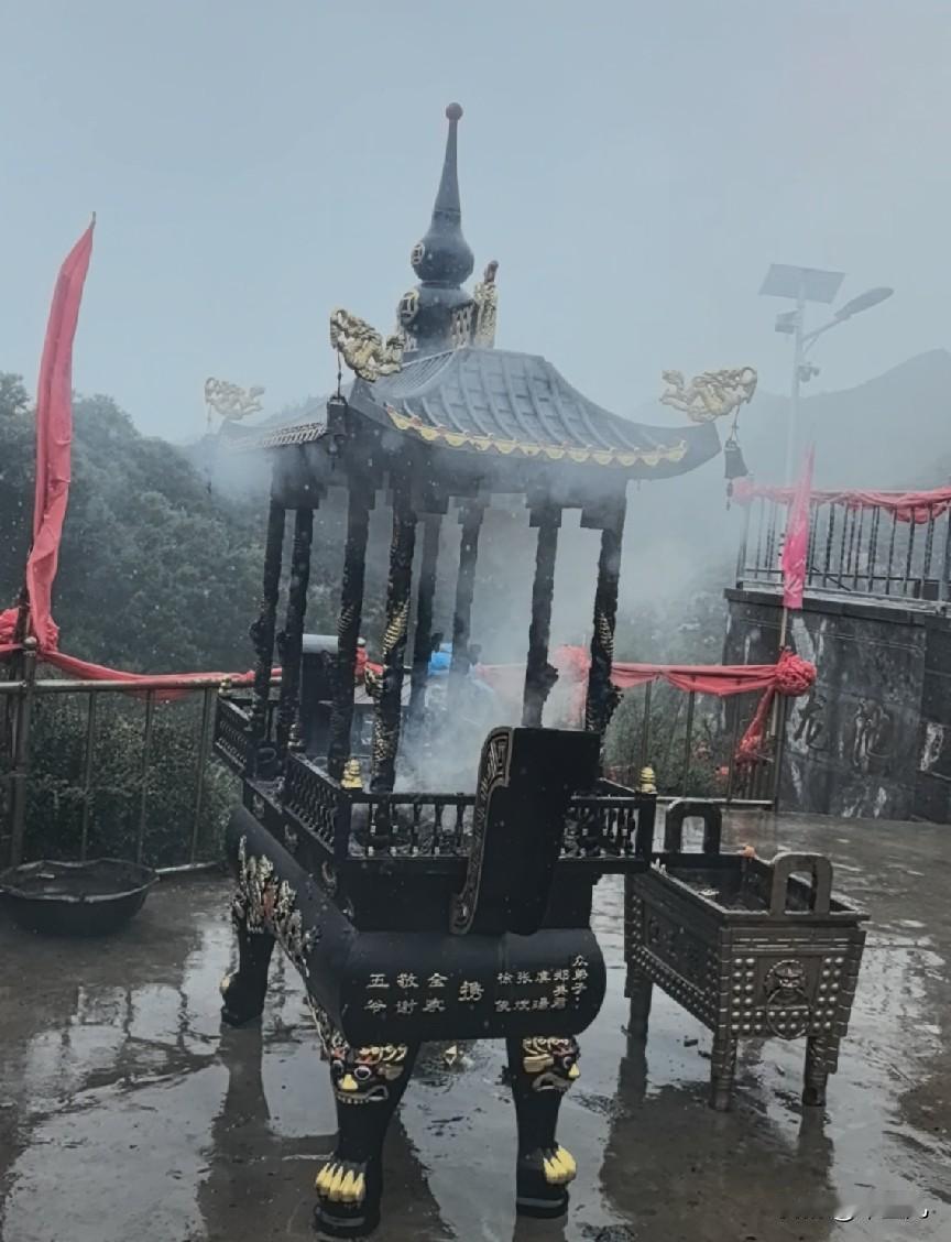 去五台山朝拜，我问师傅说：
我越来越喜欢一个人待着，
是不是抑郁了？
师傅说：施