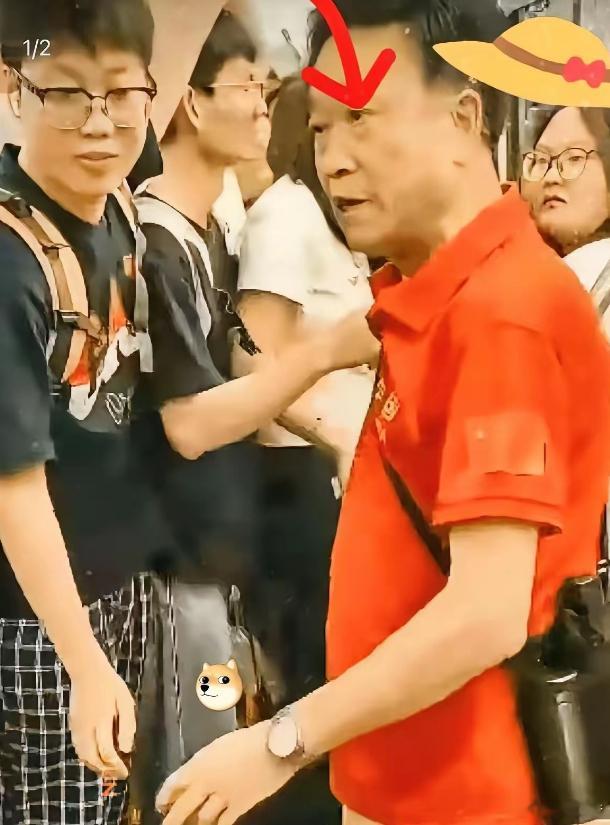 成都地铁上蛮横老人仗着年纪大，当众暴力拖拽恐吓未成年女孩，只因孩子没主动让座，官