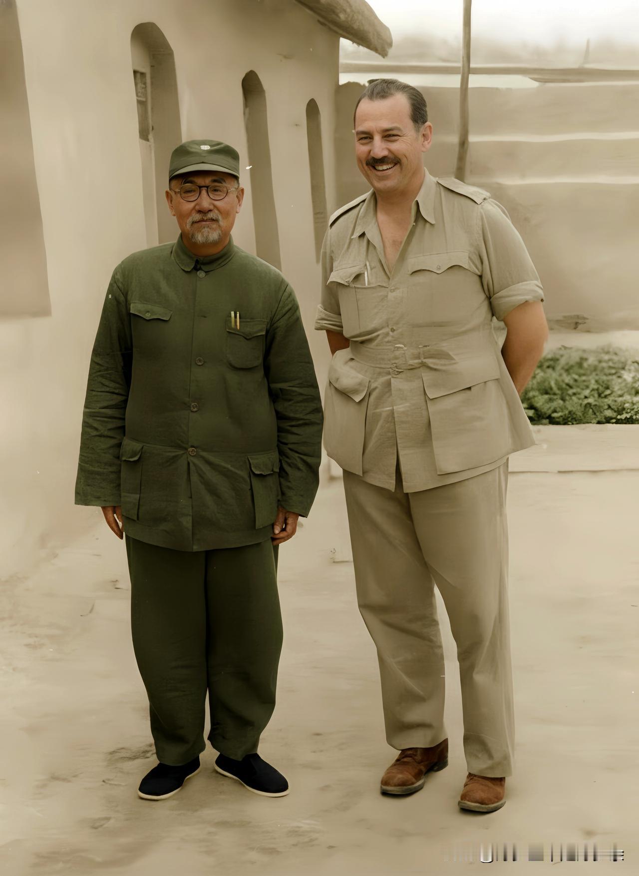这是1944年战地记者福尔曼探访山西时在克难坡与阎锡山留下的一张合影老照片，大伙
