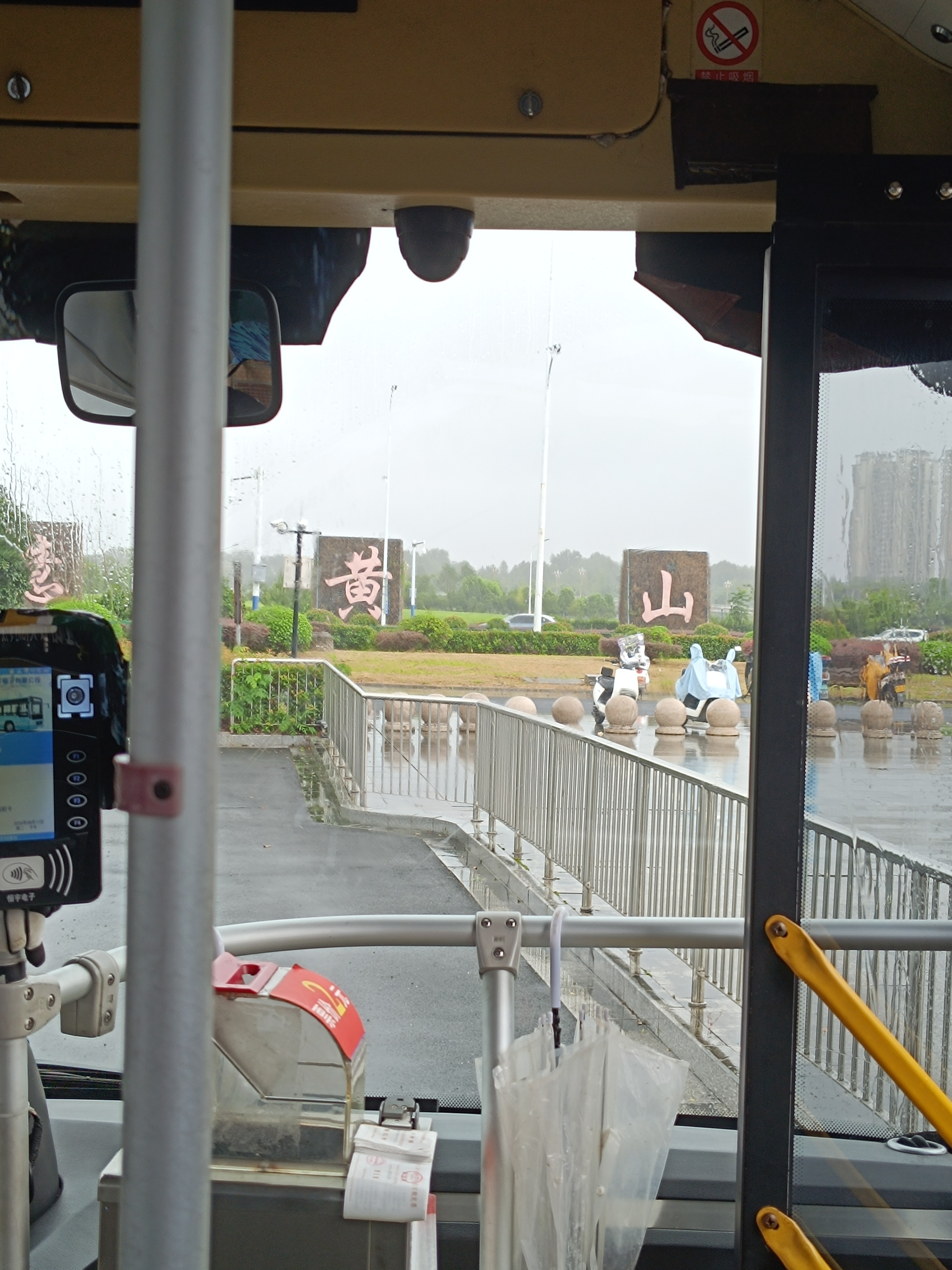 我不会是雨神吧，本来黄山这边并没有下雨的，我一来就下大雨了。我妈咪中午说这么大的