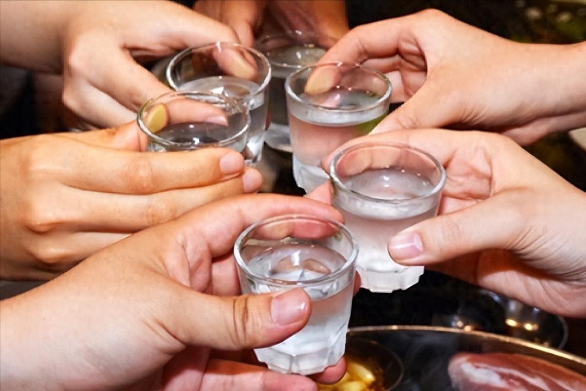男性喝酒后，若频繁出现4种异常，证明已不适合喝酒，赶紧戒了吧

喝酒伤肝大家都知