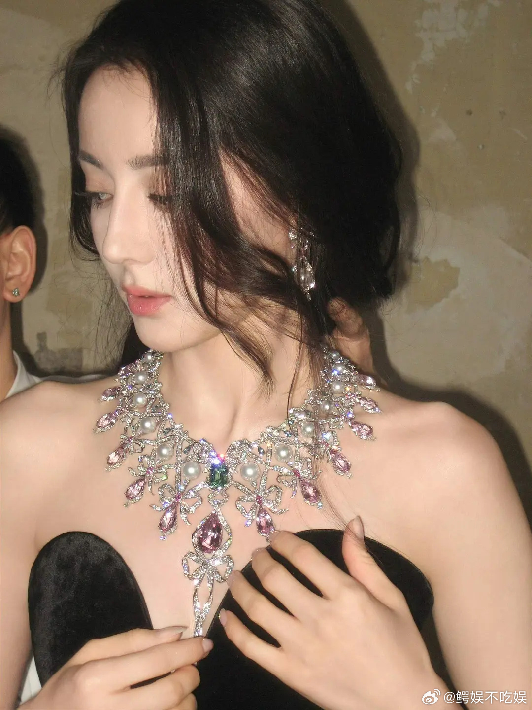 同一天出来的两组图，紫米还是别拉🍇跟迪丽热巴比美了 