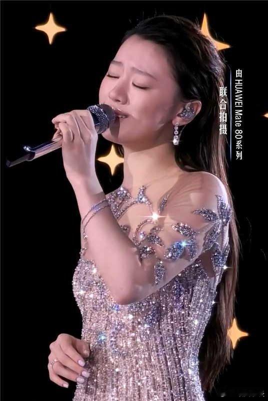 单依纯唱出华为影像温情瞬间 本来是冲听单依纯唱歌去看的鸿蒙星光盛典，结果被这惊人