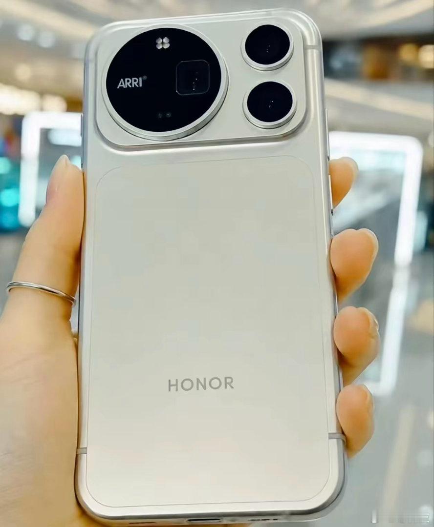 提到演唱会拍照，X300 Ultra的“演唱会神器”名号至今还在流传。现在，荣耀