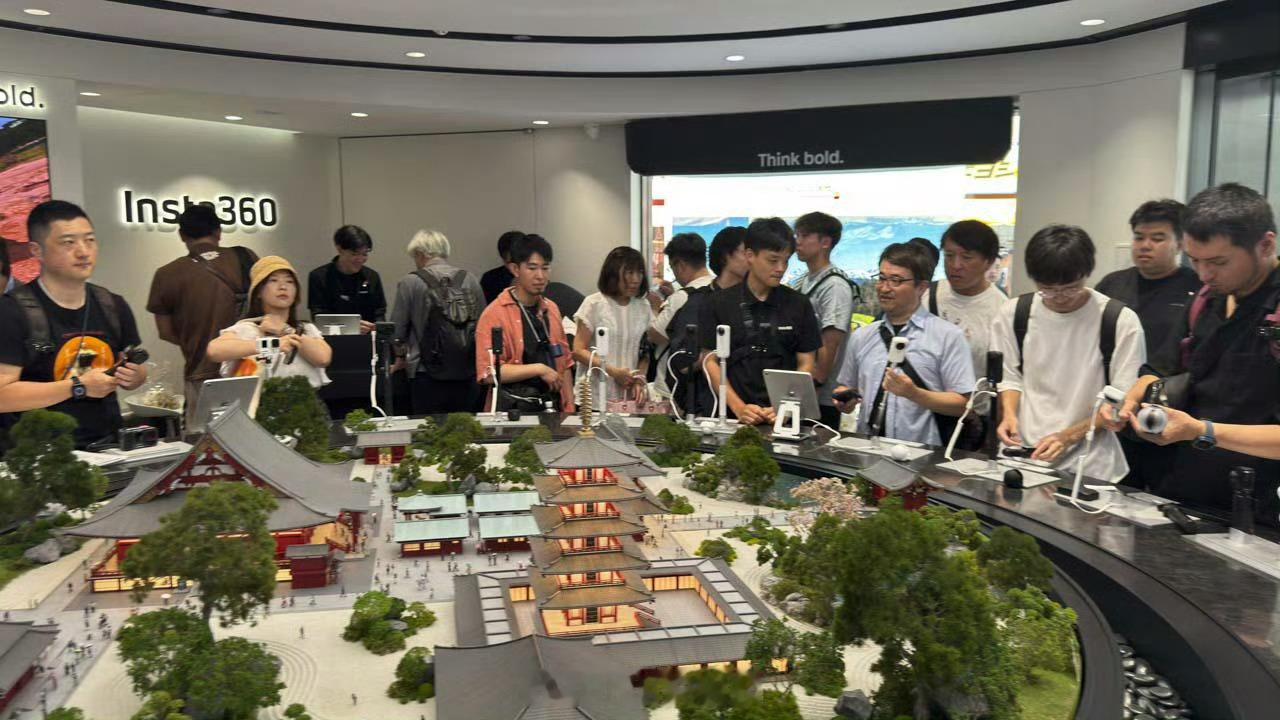 日本人烈日下大排长龙买中国相机谁能想到，有一天日本消费者会排队买中国相机。以前我