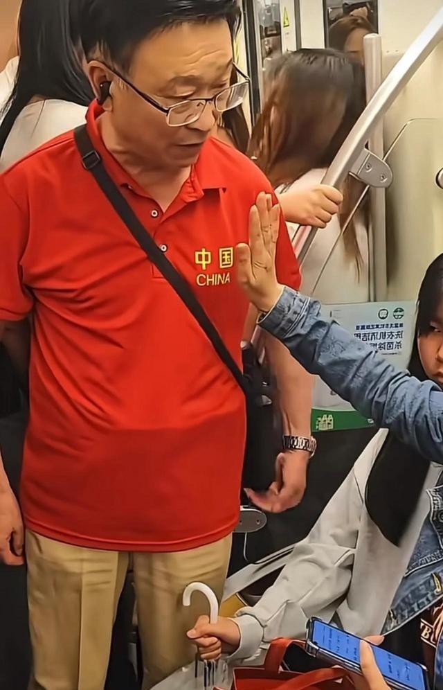 成都地铁红衣大爷抢座位，直接上手把小女孩从爱心专座上拽起来，孩子当场吓哭。旁边妈