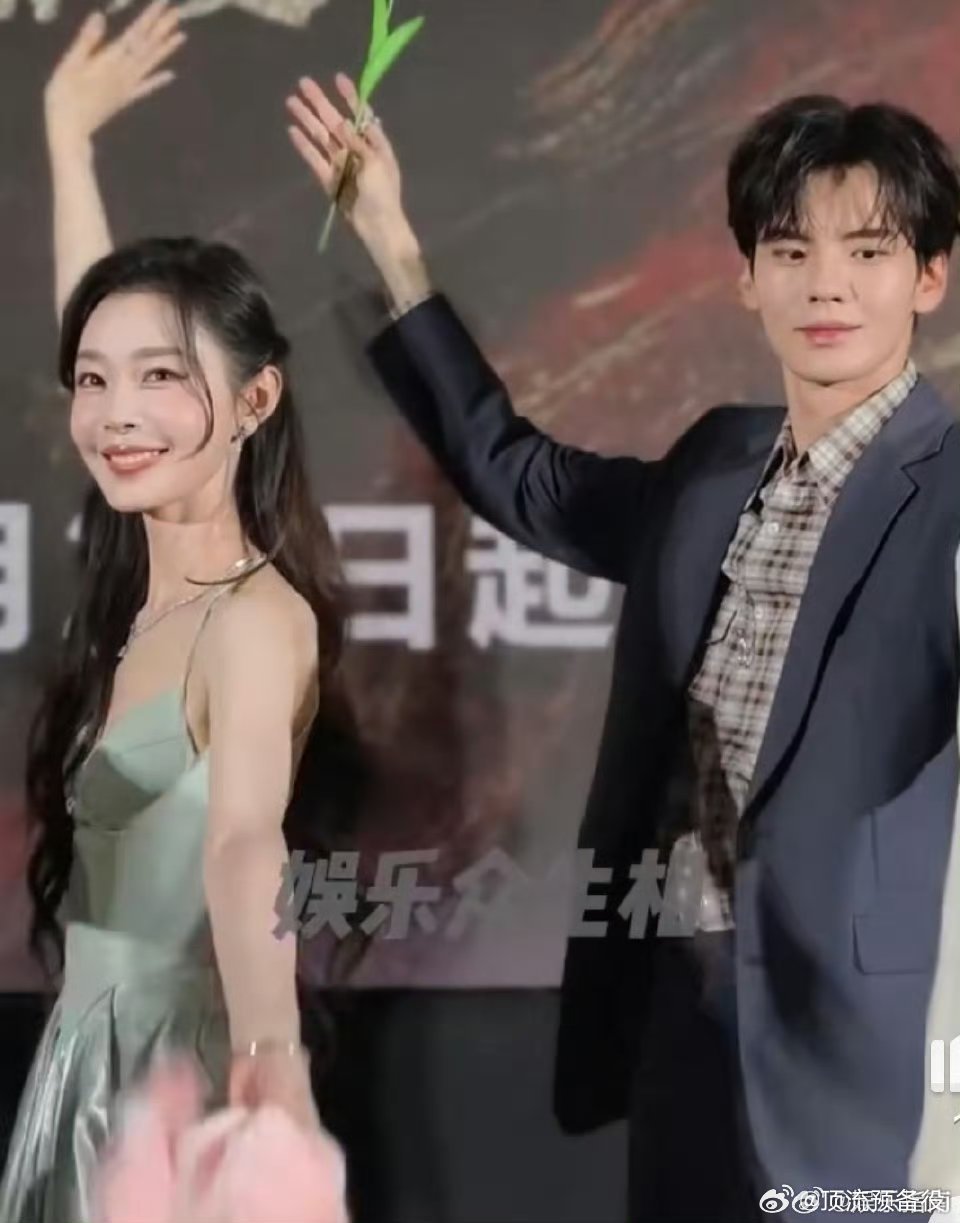 宋轶绿色露背长裙好美！ 在逃公主即视感，好瘦啊！ ​​​毕雯珺也好帅 郎才女貌 