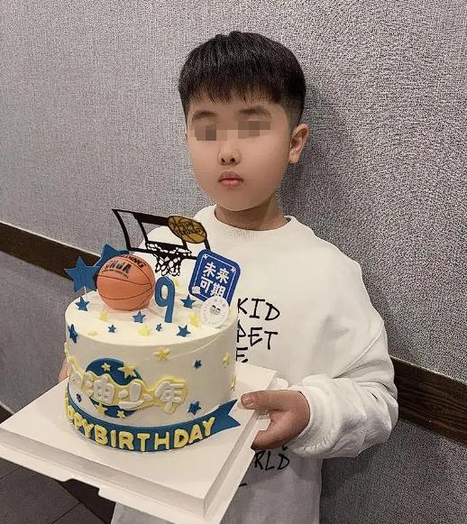 山东，一单亲妈妈去医院探望朋友，偶遇一个6、7岁的小男孩，他的父母也离婚了，已经