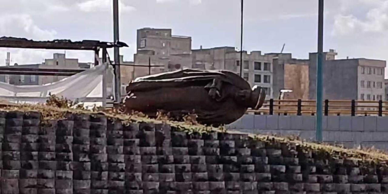 “刚刚发生伊朗西北部阿尔达比勒（ardabil），愤怒的民众们推倒了伊朗总统易卜