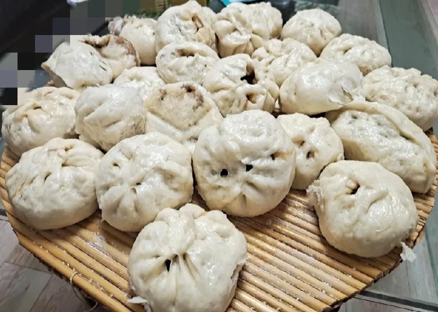 看媳妇蒸的包子，实在让人无语。


虽然吃起来还算可以，但这惨不忍睹的样子。
