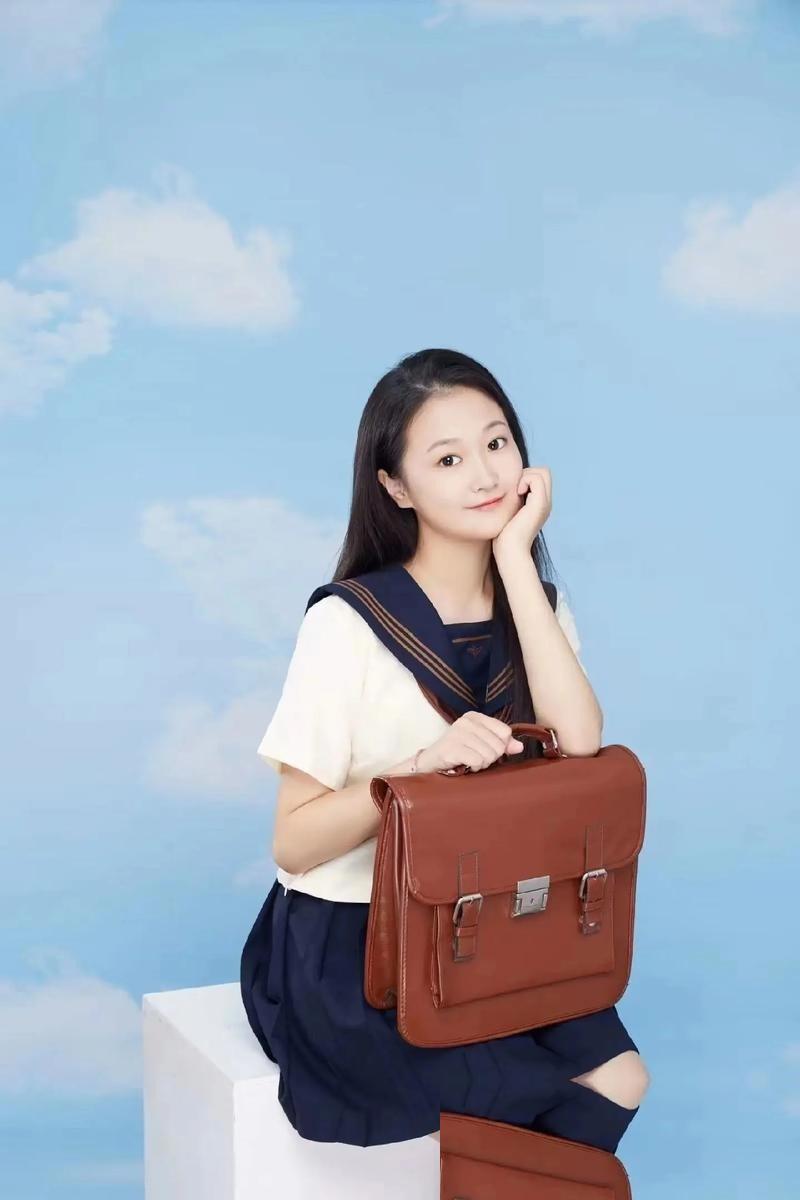 手里攥着墨尔本大学国际新闻专业的硕士文凭，本科还是浙江传媒学院播音专业出身，这样