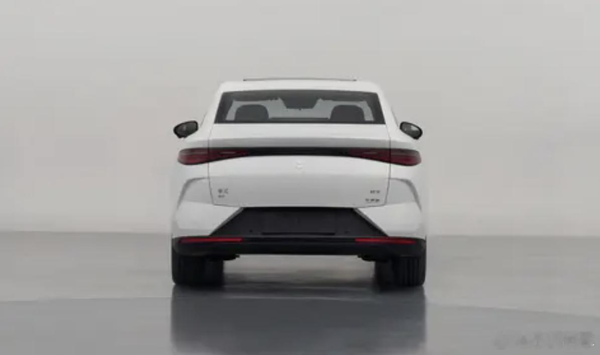 领汇e7：家用纯电新选择，省心又靠谱比亚迪全新品牌领汇e7，是一台兼顾家用与实用